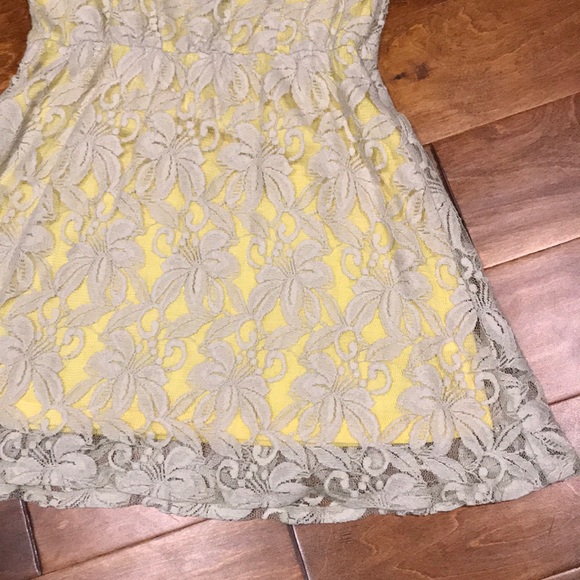 Lace dress with keyhole back - Picture 3 of 4